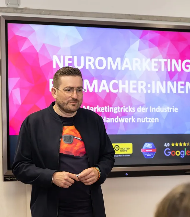 Christian Dietz bei seinem Vortrag in der Handwerkskammer Aachen vor der Folie Neuromarketing für Macher:innen