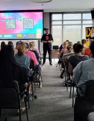 Voller Saal bei der Campixx, vorne Christian Dietz vor der Abschlussfolie